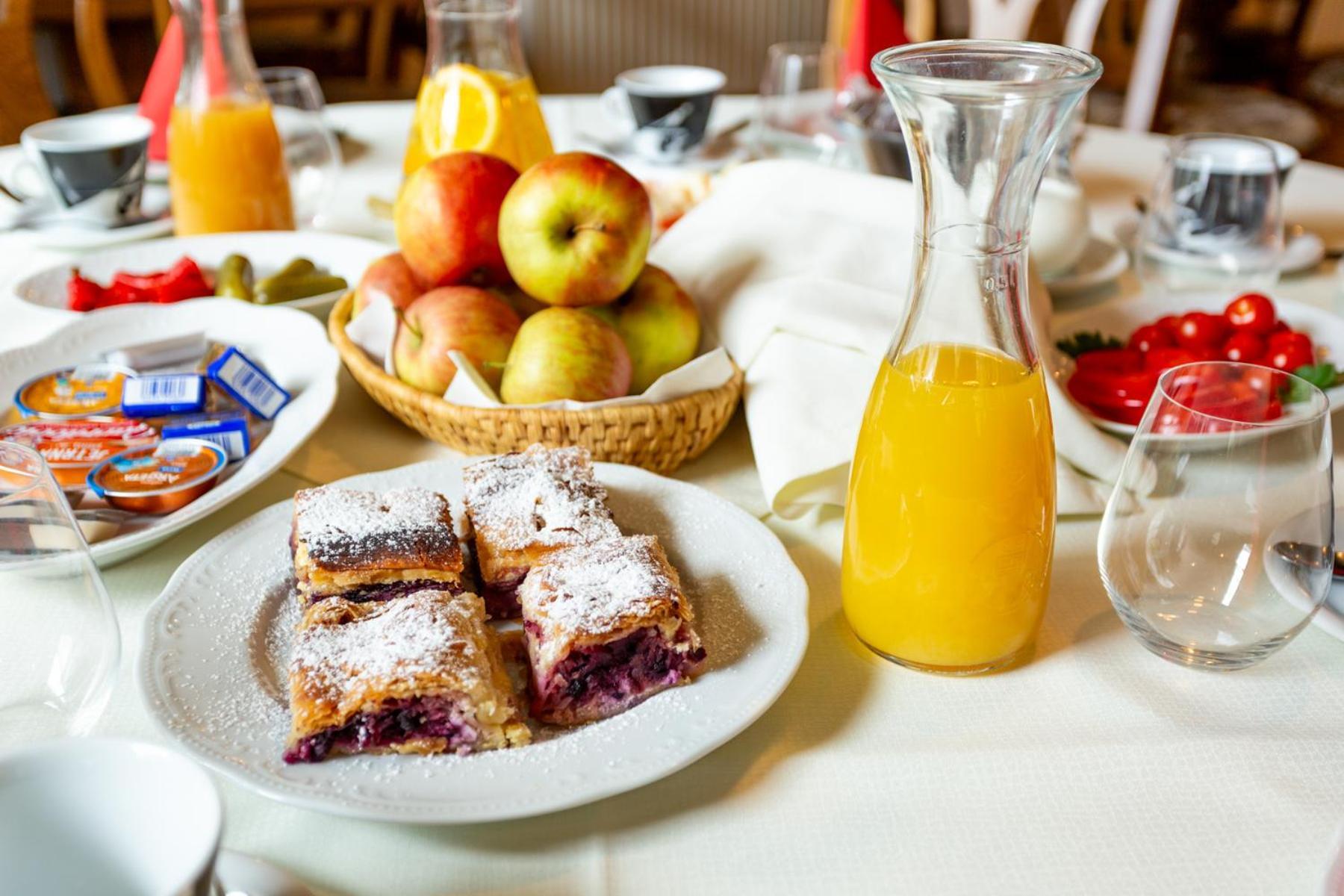 Tisch mit Kuchen, Äpfeln und Saft