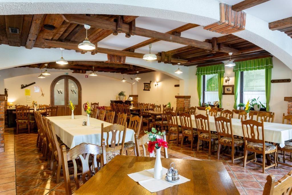 Der große Speisesaal mit gedeckten Tischen